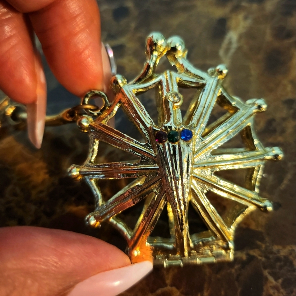 Elegant Gold Kisslock Key Charm EUC